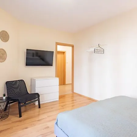 Modern Comfy - Easy Parking Apartment